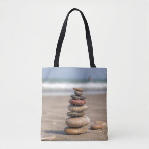 Steinturm auf Strand Tasche