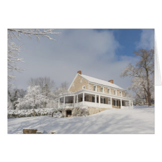 Steinvilla im Schnee und im Sonnenlicht