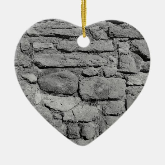 Steinwand. Schwarzweiss. Keramikornament (Vorne)