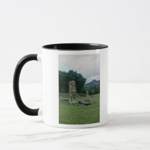 Stele im Vorhof der zentralen Piazzas Tasse