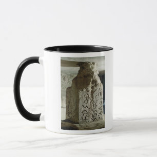 Stele mit dem Text eines heiligen Gesetzes Tasse