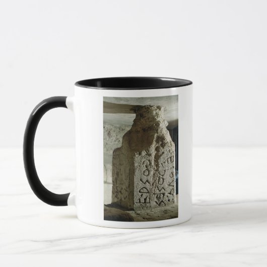 Stele mit dem Text eines heiligen Gesetzes Tasse (Links)