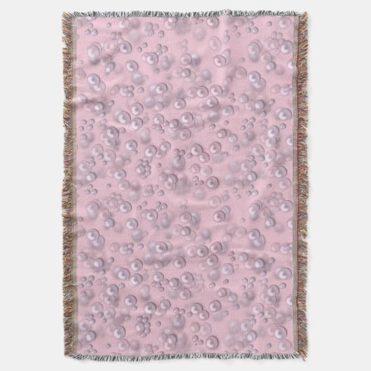 Stellen der weißen rosa Perlen auf rosa Samt Decke (Vorderseite Vertikal)