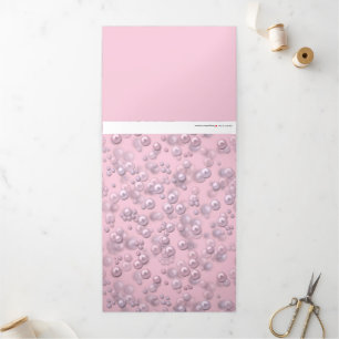 Stellen der weißen rosa Perlen auf rosa Samt Dreifach Gefaltete Urlaubskarte