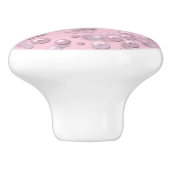 Stellen der weißen rosa Perlen auf rosa Samt Keramikknauf (Seitenansicht)