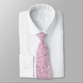 Stellen der weißen rosa Perlen auf rosa Samt Krawatte (Gebunden)