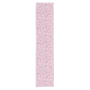 Stellen der weißen rosa Perlen auf rosa Samt Kurzer Tischläufer