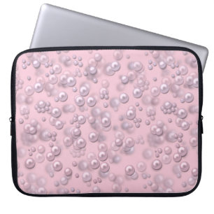 Stellen der weißen rosa Perlen auf rosa Samt Laptopschutzhülle