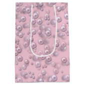 Stellen der weißen rosa Perlen auf rosa Samt Mittlere Geschenktüte (Rückseite)