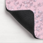 Stellen der weißen rosa Perlen auf rosa Samt Mousepad (Ecke)