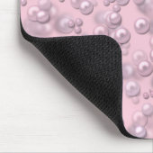 Stellen der weißen rosa Perlen auf rosa Samt Mousepad (Ecke)