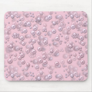 Stellen der weißen rosa Perlen auf rosa Samt Mousepad