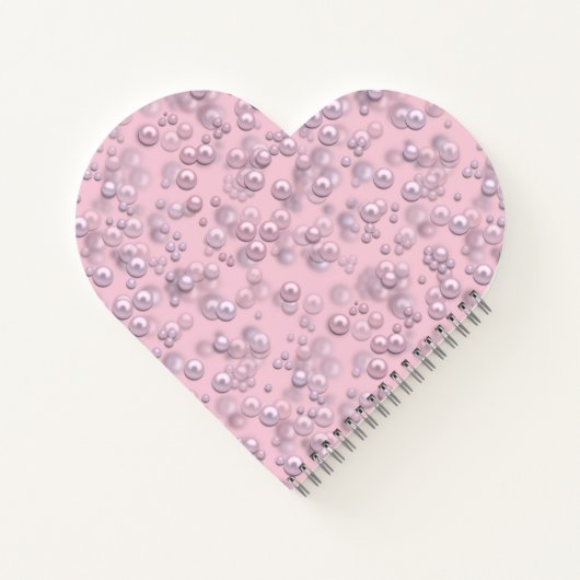 Stellen der weißen rosa Perlen auf rosa Samt Notizblock (Rückseite)