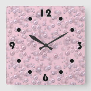Stellen der weißen rosa Perlen auf rosa Samt Quadratische Wanduhr