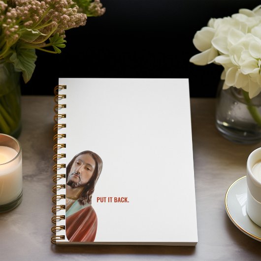 Stellen Sie den strahlenden Jesus auf weißem Hinte Notizblock