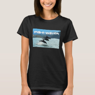 Stellen Sie die Delphine der Welle den T - Shirt