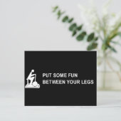 STELLEN SIE EINEN SPASS ZWISCHEN IHREN BEINEN T - POSTKARTE (Stehend Vorderseite)