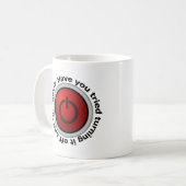 Stellen Sie es an u. - Knopf-Logo ab Kaffeetasse (Vorderseite Links)