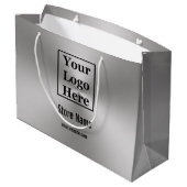 Stellen Sie Ihr Logo hier auf "Brushed Metal Look" Große Geschenktüte (Rückseite Schrägansicht)