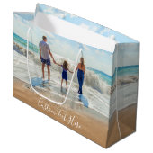 Stellen Sie Ihre Foto-Geschenktasche mit Textname Große Geschenktüte (Vorderseite Schrägansicht)
