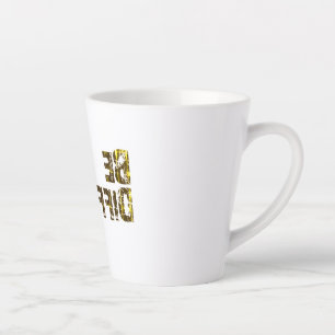 Stellen Sie sich anders heraus Milchtasse