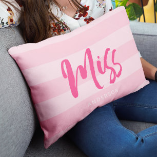 Stellen Sie sich mit dem Namen Miss Preppy Pink St Lendenkissen