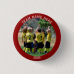 Stellen Sie Sport-Team-Foto her Button<br><div class="desc">Fertigen Sie besonders an und personifizieren Sie diesen Fotoknopf mit dem Foto Ihres Lieblingssportteams. Setzen Sie ein quadratisches Team-Foto des Baseballs, Softball, Basketballfußball, Fußball, Hockey anstelle des Schablonen-Fotos. Fügen Sie den Namen des Teams an der Spitze und des Datums an der Unterseite hinzu. Wählen Sie die Form oder die Größe...</div>