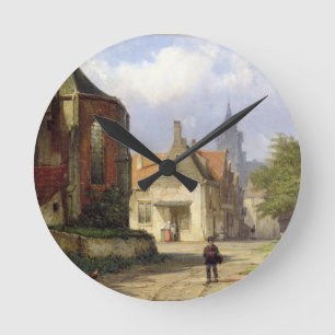Stellen Sie vor einer Redbrick Kirche in einer Runde Wanduhr
