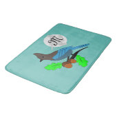 Steller Blue Jay Monogram Badematte (Schrägansicht)