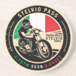 Stelvio Pass | Passo Dello Stelvio | Motorrad Getränkeuntersetzer<br><div class="desc">Stelvio Pass in einem Vintagen,  bedrückten Stil-Emblem gemacht. Es ist ein berühmter Bergpass,  der sich entlang der Ostalpen in Italien befindet.</div>
