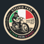 Stelvio Pass | Passo Dello Stelvio | Motorrad Magnet<br><div class="desc">Stelvio Pass in einem Vintagen,  bedrückten Stil-Emblem gemacht. Es ist ein berühmter Bergpass,  der sich entlang der Ostalpen in Italien befindet.</div>