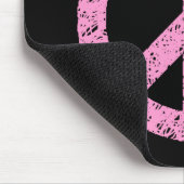 Stencied Peace Symbol - Rosa auf schwarz Mousepad (Ecke)