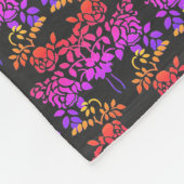 Stenciierte Rose Blume Abstrakte Farbgestaltung Fleecedecke (Ecke)