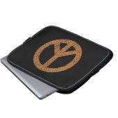 Stenciled Peace Symbol - Brown on Blk Laptopschutzhülle (Vorne Knopf)