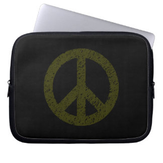 Stenciled Peace Symbol - Dark Olive on Black Laptopschutzhülle