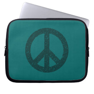 Stenciled Peace Symbol - Dk Grn auf Aquamarin Laptopschutzhülle