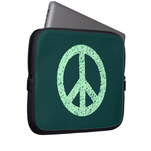 Stenciled Peace Symbol - Ghost Grn on Dk Grn Laptopschutzhülle (Vorne Rechts)