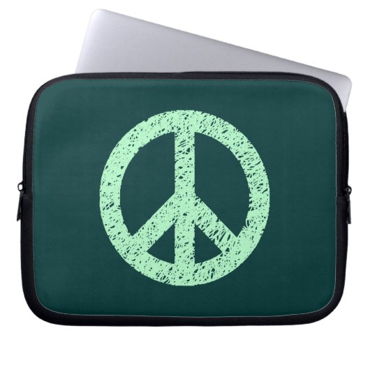 Stenciled Peace Symbol - Ghost Grn on Dk Grn Laptopschutzhülle (Vorderseite)