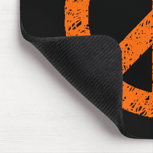 Stenciled Peace Symbol - Orange auf Black Mousepad (Ecke)