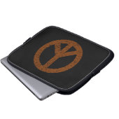 Stenciled Peace Symbol - Walnut on Blk Laptopschutzhülle (Vorne Knopf)