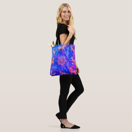 Step Out in Style With This Blue + Purple Tasche (Am Model)