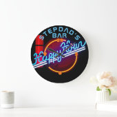 STEPDAD Mancave Bar Den Clock Neon - Anpassbar Große Wanduhr (Zuhause)