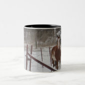 Stepper im Schnee Zweifarbige Tasse (Mittel)