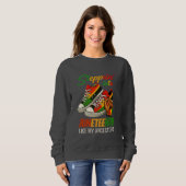 Steppin' Into Juneteenth - Schwarzer Frauenstolz Sweatshirt (Vorne ganz)