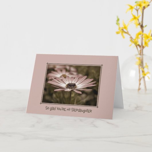 Steptochers Geburtstagsrosa Daisy Karte (Gelbe Blume)