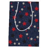 Sterne auf blauem Denim Mittlere Geschenktüte (Rückseite)