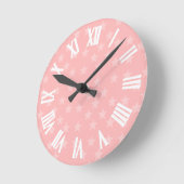 Sterne auf rosa Monogramm-oder Namen-Gewohnheit Runde Wanduhr (Winkel)