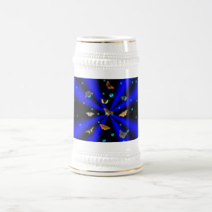 Sterne, Perlen und Schmetterlinge auf schwarz und Bierglas