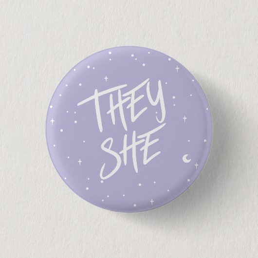Sterne Sie pronouns in Lilac Button (Vorderseite)