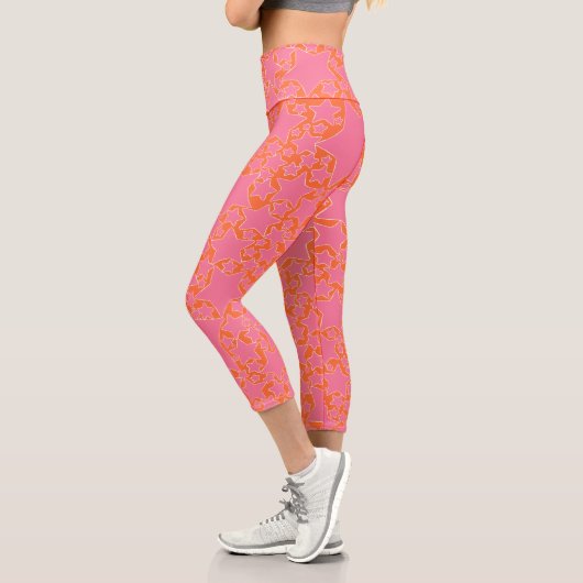 Sterne, Sterne, Sterne in Rosa und Orange Capri Leggings (Links)